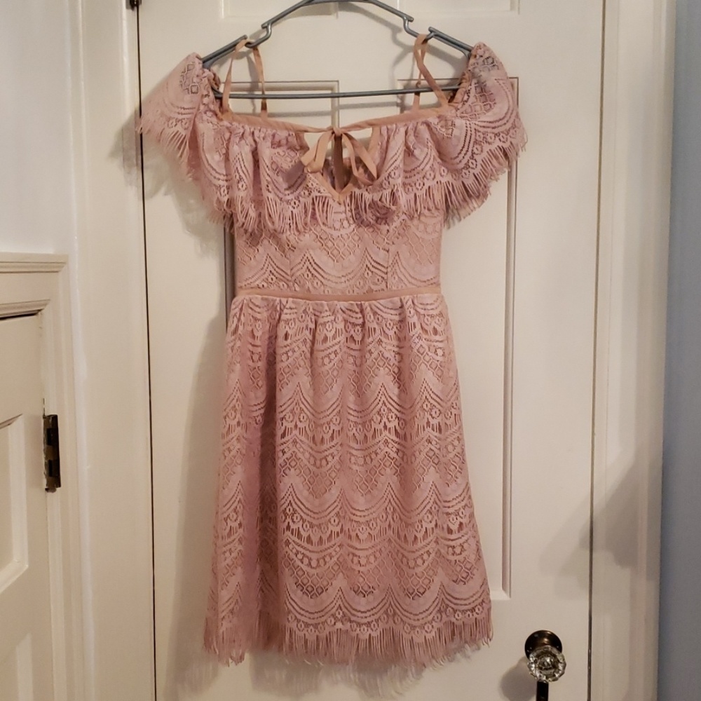 Beautiful pale pink Bebe dress size 00.